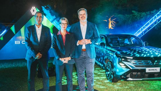 CEO de Grupo Santa Rosa y Car One Omar Daneri, embajadora de Francia Virginie Bioteau y director de Importadores Latam de Renault Marcelo De Carlo.