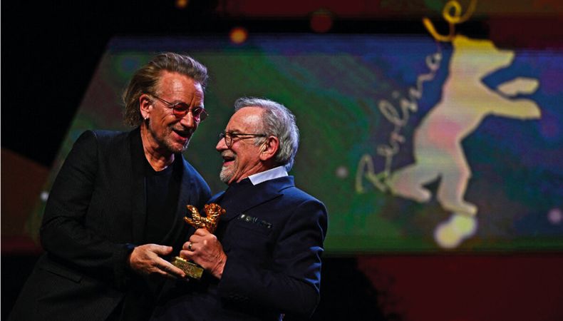 Bono le entregó el Oso de oro honorario a la trayectoria a Steven Spielberg en la première de su película, Los Fabelman.