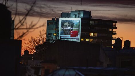 Cartel publicitario del Banco Santander en un edificio. Foto: Ricardo Antúnez / adhocFOTOS