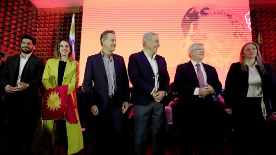 Los seis precandidatos del Partido Colorado durante el acto homenaje a Batlle y Ordóñez, el 21 de mayo Los seis precandidatos del Partido Colorado durante el acto homenaje a Batlle y Ordóñez, el 21 de mayo