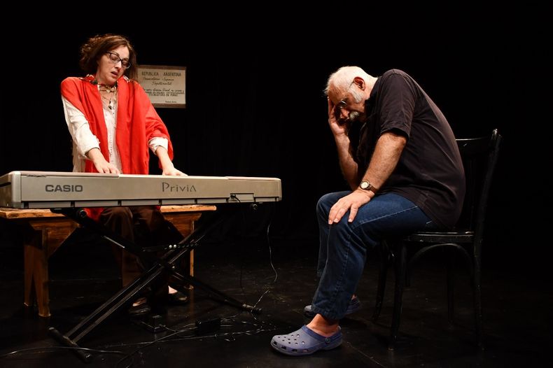 Leo Maslíah y Lorena Rizzo en La clase de piano.