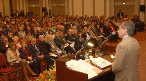 Búsqueda | Durante el primer gobierno de Tabaré Vázquez, el vicepresidente Rodolfo Nin y el ministro interino de Vivienda Jaime Igorra asistieron a un acto en el Radisson