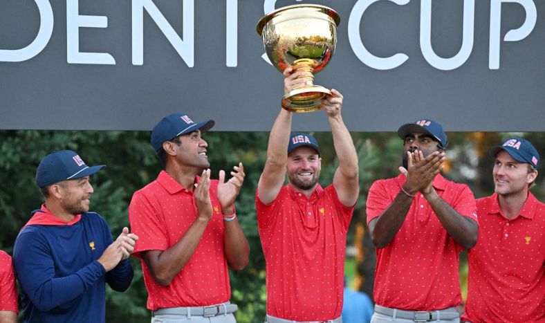Parte del equipo de Estados Unidos en la premiación de la Presidents Cup