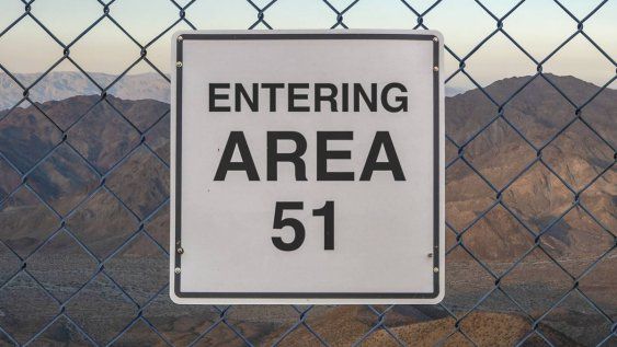 El Área 51, ese lugar de pruebas ultrasecreto de la Guerra Fría, ubicado en el desierto de Nevada, que ha alimentado durante mucho tiempo las teorías de conspiración entre los entusiastas de la ufología.