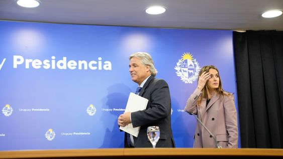Francisco Bustillo ingresa a la sala de prensa de Presidencia acompañado de Carolina Ache Francisco Bustillo ingresa a la sala de prensa de Presidencia acompañado de Carolina Ache