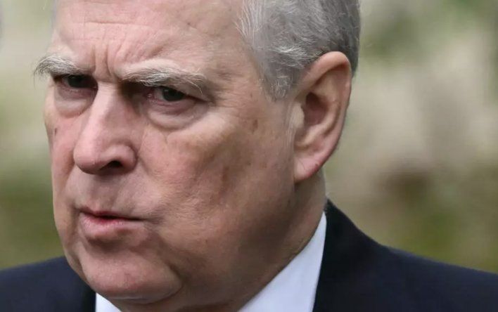El rey británico ha despojado a su hermano Andrés de todos sus títulos y lo ha expulsado de su residencia en la finca de Windsor.