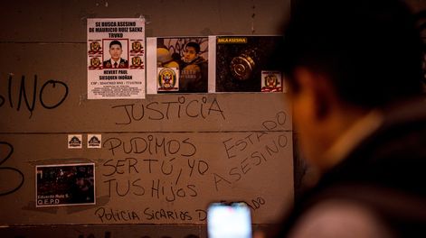 Una persona observa un muro con carteles durante una velatón este jueves, en homenaje a Eduardo Ruiz Saenz, quien falleció el miércoles durante las manifestaciones contra el Gobierno y el Congreso de Perú, en Lima (Perú).