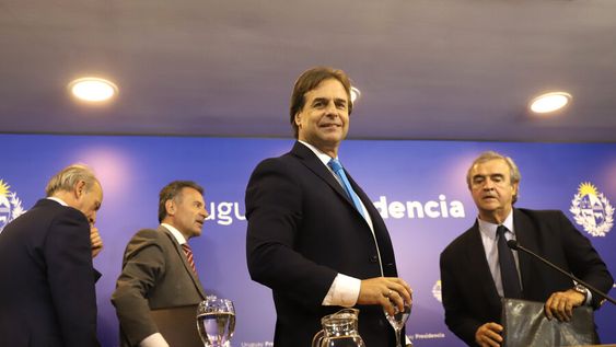 imagen de Lacalle Pou capea el temporal con una impronta personalista mientras manda mensajes de liderazgo a propios y extraños