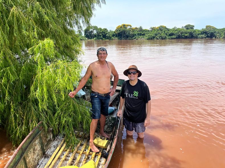 Luis do Santos (derecha) junto a su amigo el Gato, en el río Uruguay &nbsp;