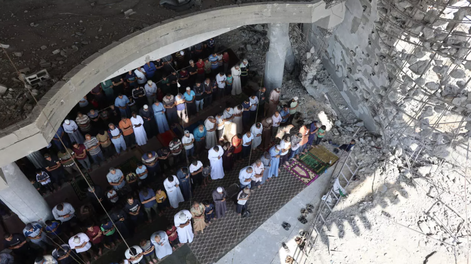 Oración del viernes en las ruinas de la mezquita Albaani en Khan Younis, al sur de la Franja de Gaza, el 17 de octubre de 2025.
