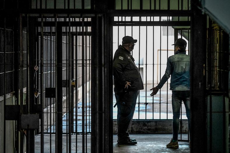 Un policía dialoga con un recluso en una imagen de 2024 en el módulo 11 de la cárcel de Santiago Vázquez, el antiguo Comcar