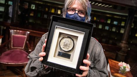Sylvia Meyer durante su declaracion como Ciudadana Ilustre de Montevideo en la sala Idea Vilariño del Teatro Solis. Foto: Mauricio Zina / adhocFOTOS