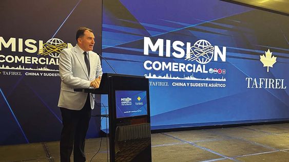 El embajador de Uruguay en China, Fernando Lugris, durante su presentación frente a empresarios uruguayos El embajador de Uruguay en China, Fernando Lugris, durante su presentación frente a empresarios uruguayos