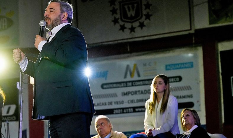 Mario Bergara durante el lanzamiento de su precandidatura, en agosto de 2023. Foto: Javier Calvelo / adhocFOTOS