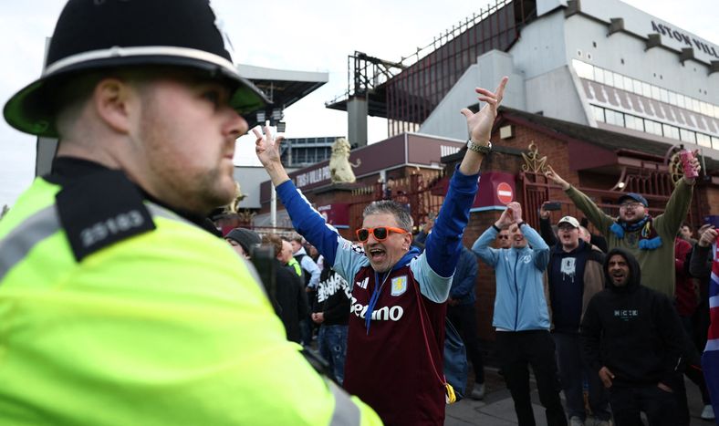 Hinchas del Aston Villa previo a un partido en Londres de la Premier League, la liga de fútbol más importante del Reino Unido.&nbsp;