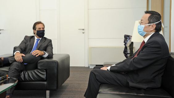 Lacalle Pou con el embajador de China en Uruguay, Wang Gang. Foto: Presidencia. Lacalle Pou con el embajador de China en Uruguay, Wang Gang. Foto: Presidencia.
