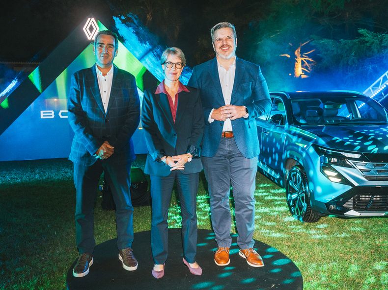 CEO de Grupo Santa Rosa y Car One Omar Daneri, embajadora de Francia Virginie Bioteau y director de Importadores Latam de Renault Marcelo De Carlo.