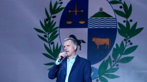 Yamandú Orsi durante su discurso la noche de las elecciones nacionales de octubre