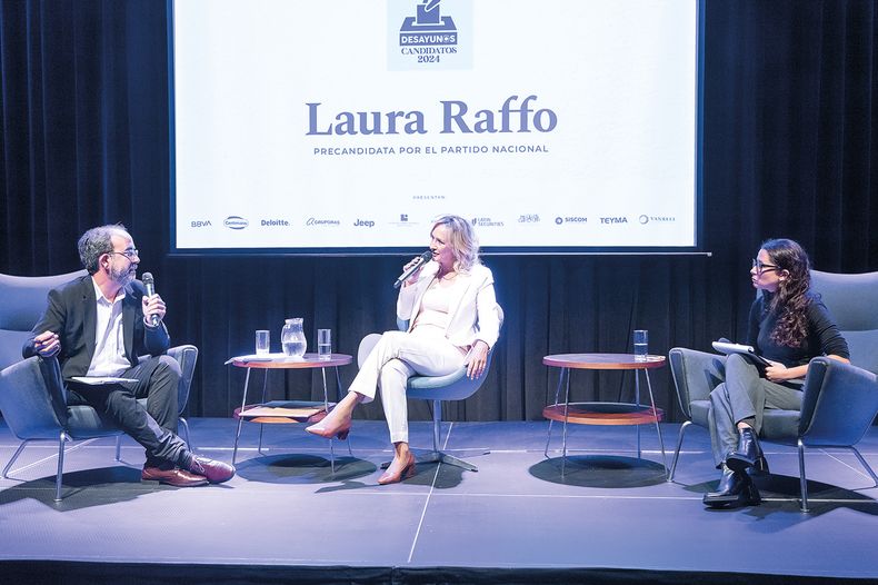 Director periodístico de Búsqueda Andrés Danza, precandidata nacionalista Laura Raffo y editora de Política de Búsqueda Victoria Fernández