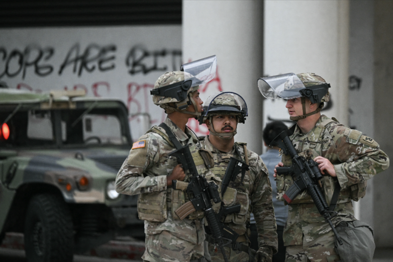 Miembros de la Guardia Nacional de California vigilan el exterior del Edificio Federal Edward R. Roybal tras otro día de protestas en respuesta a las operaciones federales de inmigración en Los Ángeles