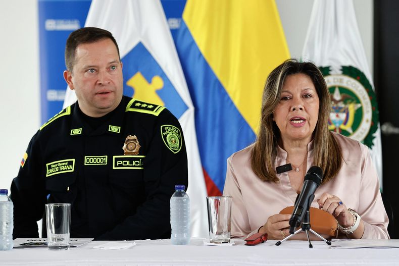 La fiscal general de Colombia, Luz Adriana Camargo, habla durante una rueda de prensa este lunes, en Bogotá (Colombia). Camargo aseguró que la investigación por el atentado contra el senador Miguel Uribe Turbay apunta a un grupo criminal organizado y confirmó que las autoridades están enfocadas ahora en esclarecer quiénes fueron los autores intelectuales del ataque &nbsp;