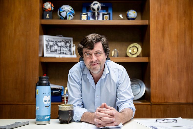 Ignacio Alonso, presidente de la Asociación Uruguaya de Fútbol, durante la entrevista con Búsqueda Foto: Mauricio Zina / adhocFOTOS