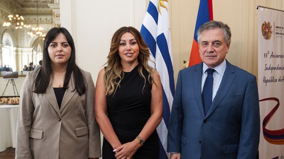 Cónsul de Armenia Gohar Minasyan, embajadora de Armenia Mariam Gevorgyan y ministro de Relaciones Exteriores Omar Paganini Cónsul de Armenia Gohar Minasyan, embajadora de Armenia Mariam Gevorgyan y ministro de Relaciones Exteriores Omar Paganini