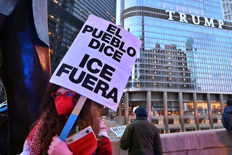 Manifestantes marchan por la Avenida Michigan hacia el Trump International Hotel & Tower el 10 de enero de 2026 en Chicago, Illinois.