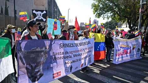 En México, miembros de organizaciones sociales protestan contra Donald Trump.