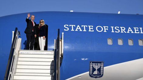 El primer ministro israelí, Benjamin Netanyahu, a bordo de su avión oficial.