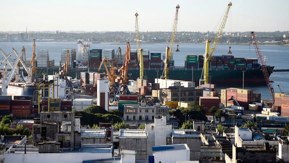Un barco portacontenedores ingresa al Puerto de Montevideo. Foto: Nicolás Rodríguez, adhocFOTOS Un barco portacontenedores ingresa al Puerto de Montevideo. Foto: Nicolás Rodríguez, adhocFOTOS
