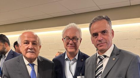 Embajador palestino en la ONU, Riad Mansur, canciller Mario Lubetkin y presidente Yamandú Orsi