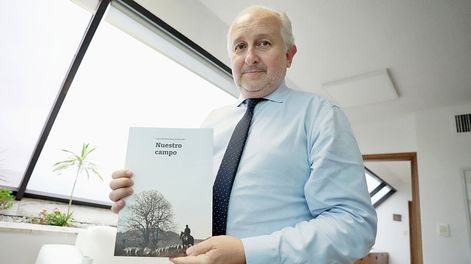 El ministro Pablo da Silveria sosteniendo un ejemplar del libro Nuestro campo. Foto: Javier Calvelo, adhocFOTOS