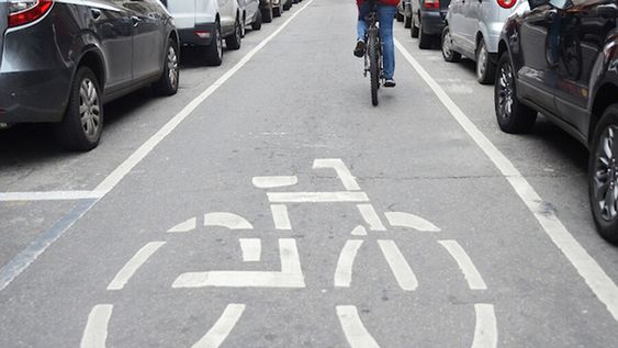 Circulación de bicicletas en la Ciudad Vieja. Foto: Pablo Vignali, adhocFOTOS