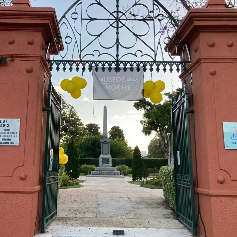 cementerio británico, museos en la noche