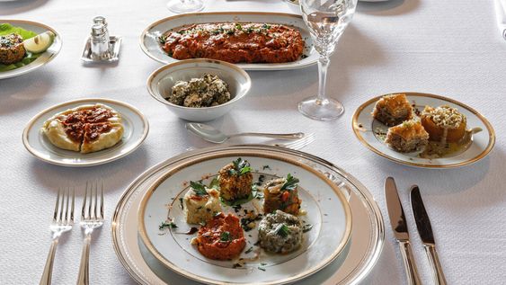 Entrantes: kisir, humus, mu¨tebbel, muhammara y babagannus. Arriba a la izquierda, pan biberli ekmek; en el centro, ensalada de aceitunas con queso zeytin salatasi. Arriba a la derecha, los postres: baklava y kebak tatlisi. Fotos: Lucía Durán