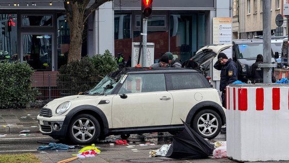 Servicios de emergencia en el lugar de los hechos después de que un coche embistiera a un grupo de personas que asistían a una manifestación del sindicato Verdi en Múnich, 13 de febrero de 2025 Servicios de emergencia en el lugar de los hechos después de que un coche embistiera a un grupo de personas que asistían a una manifestación del sindicato Verdi en Múnich, 13 de febrero de 2025