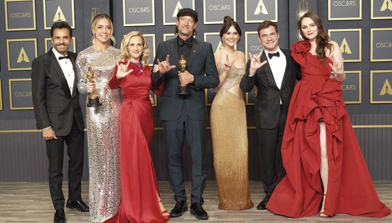 CODA se llevó los tres premios a los que estaba nominada: Mejor guion adaptado para Sian Heder, Mejor actor de reparto para Troy Kotsur y Mejor película.