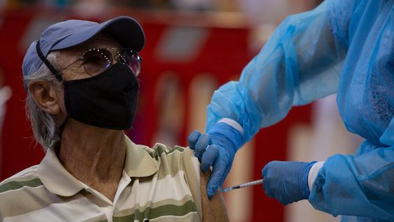 Vacunación contra el Covid-19 en Montevideo. Foto: Pablo La Rosa / adhocFOTOS Vacunación contra el Covid-19 en Montevideo. Foto: Pablo La Rosa / adhocFOTOS