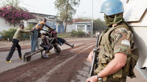 Soldado del Batallón Uruguay (Urubatt) durante un patrullaje en la ciudad de Goma. Foto: Sylvain Liechti / Naciones Unidas