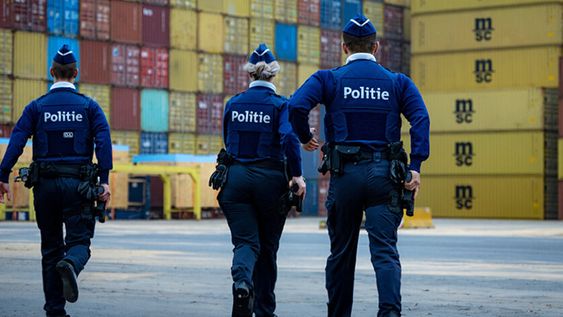 Oficiales de la Policía de Bélgica en un operativo en elPuerto de Amberes. Foto: Police.be Oficiales de la Policía de Bélgica en un operativo en elPuerto de Amberes. Foto: Police.be