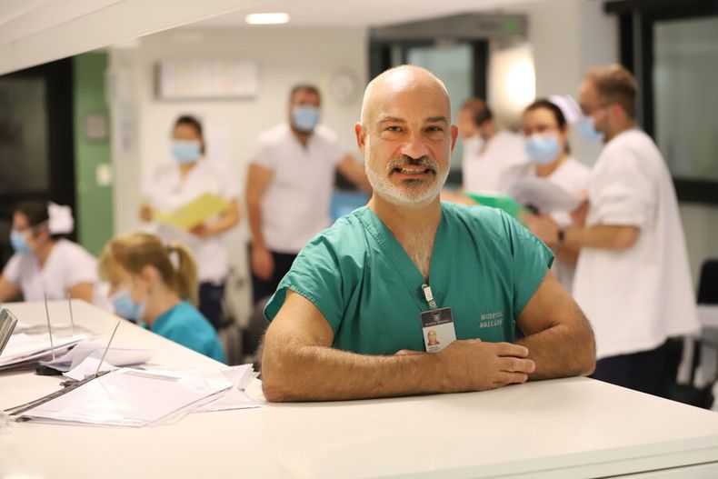 Sobre los partes telefónicos a los familiares de pacientes, el intensivista Carlos Chicheff comentó: “Perdimos el abrazo, el saludo, la mirada, y nos quedamos c