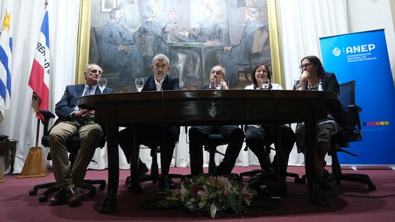 Juan Gabito Zóbili, exconsejero del Codicen, Pablo Caggiani, presidente del Codicen, José Carlos Mahía, ministro de Educación y Cultura, y las consejeras Elbia Pereira y Carolina Pallas. Juan Gabito Zóbili, exconsejero del Codicen, Pablo Caggiani, presidente del Codicen, José Carlos Mahía, ministro de Educación y Cultura, y las consejeras Elbia Pereira y Carolina Pallas.