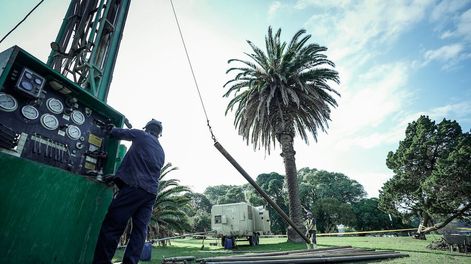 Trabajos de perforación de OSE en busca de agua en el Parque Batlle en Montevideo. Foto: Javier Calvelo / adhocFOTOS