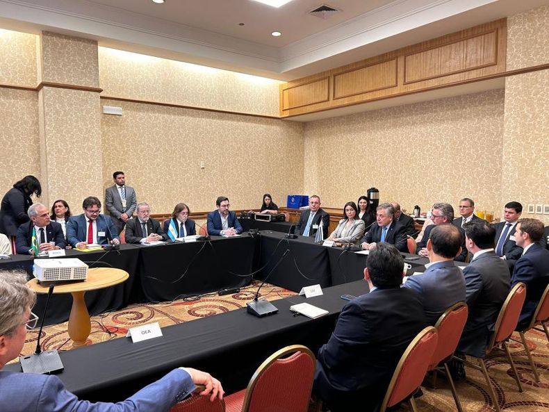 Autoridades nacionales e internacionales durante primera reunión de la comisión creada por el Acuerdo sobre el Acuífero Guaraní