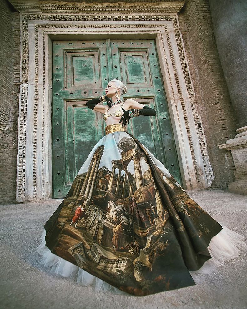 Los vestidos con imponentes escenas pintadas a mano como si fueran cuadros son uno de los grandes protagonistas de la nueva colección de alta costura de Dolce&Gabbana