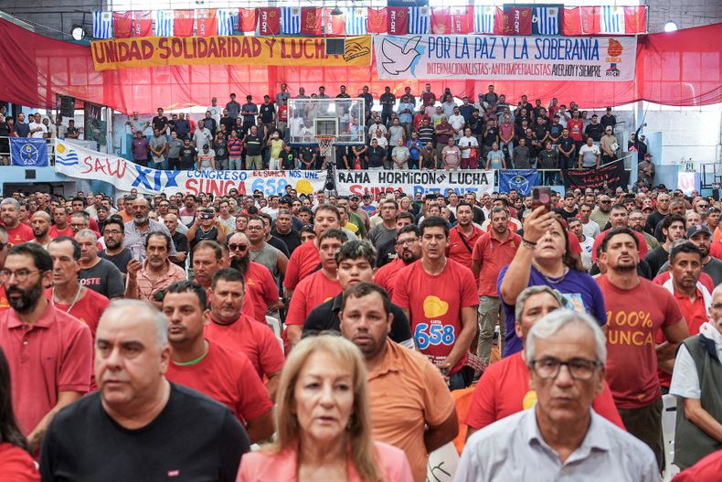 La vicepresidenta Carolina Cosse y el ministro de Trabajo, Juan Castillo, durante el XIX Congreso del Sindicato Único Nacional de la Construcción y Anexos en el Club Cordón de Montevideo.