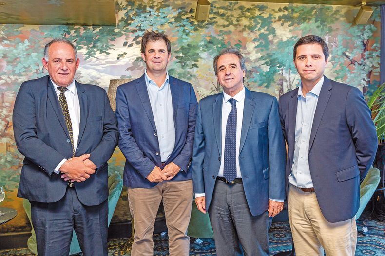 Director nacional de Turismo Roque Baudean, Alejandro Rivero, del Aeropuerto Internacional de Punta del Este, subsecretario de Turismo Remo Monzeglio y Matías Carluccio, del Aeropuerto Internacional de Carrasco