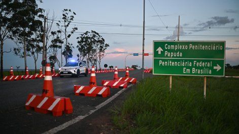 Integrantes de la Policía Militar de Brasil hacen guardia frente al Complejo Penitenciario de Papuda donde fue trasladado el expresidente de Brasil Jair Bolsonaro, en Brasilia (Brasil).&nbsp;