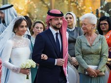 Iman entró del brazo de su hermano y heredero al trono, el príncipe Hussein, quien se comprometió con la saudí Rajwa al-Saif en agosto del año pasado. 